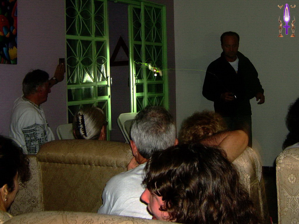 Album Magique d'Isapierre, Episode No 50 : Etonnante présence d'ombres et de lumières à la fin d'une soirée vidéo à Abadiana...