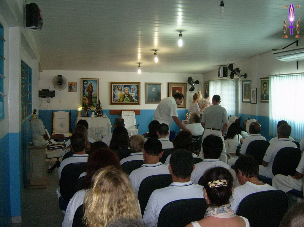 Album Magique d'Isapierre, Episode No 51 : La Salle des Médiums de la Casa de Joao de Deus juste avant le début d'une session de méditation...