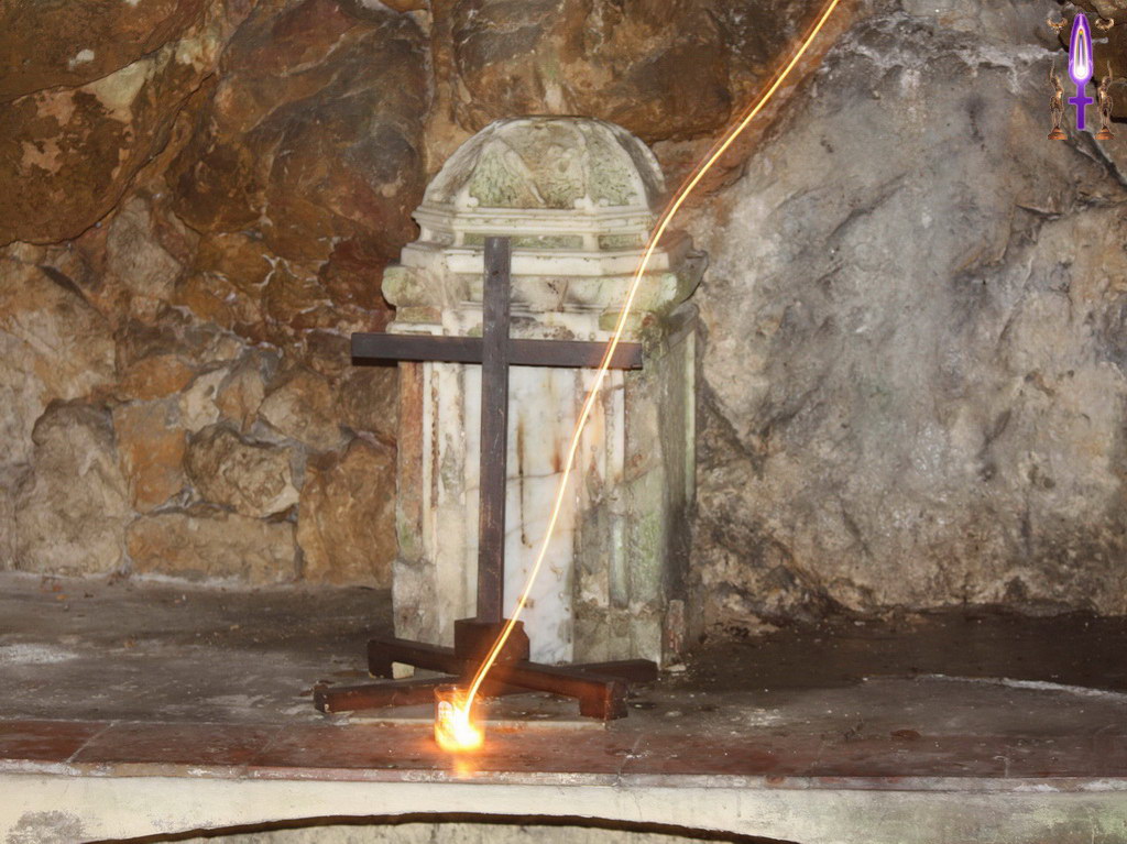 Album Magique d'Isapierre, Episode No 79 : Manifestation lumineuse de Marie-Madeleine dans la grotte de la Sainte Baume...