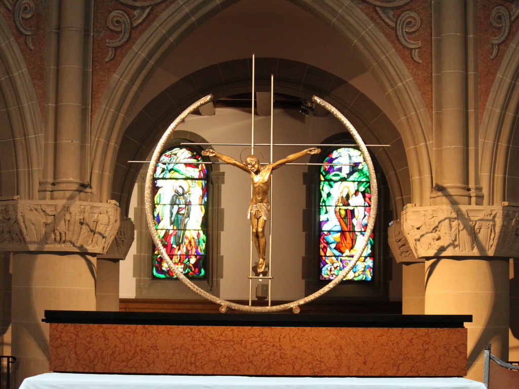 Album Magique d'Isapierre, Episode No 84 : Eglise Saint Joseph de Genève, photo de l'ancien Christ sur la Croix au centre du Choeur...