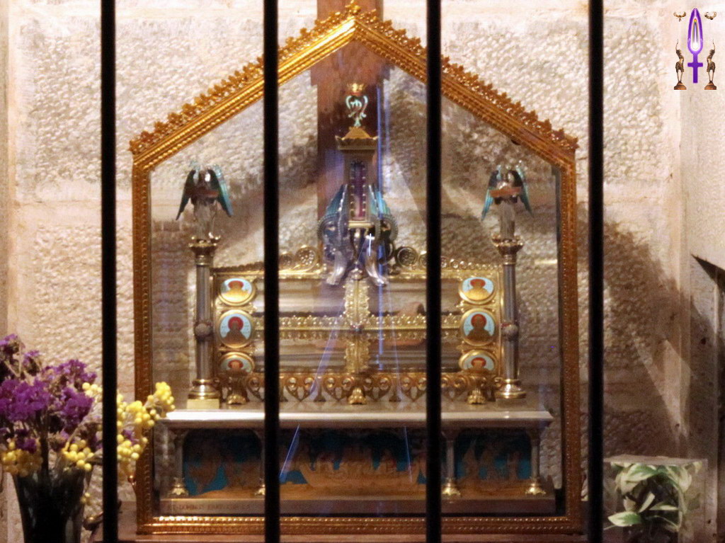 Album Magique d'Isapierre, Episode No 96 : D'étranges rayons bleus autour d'une prétendue relique de Marie-Madeleine à la Sainte Baume...