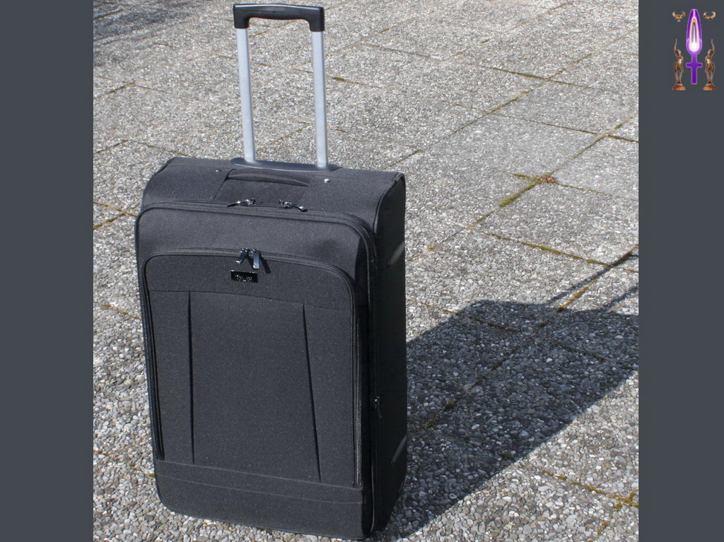 Album Magique d'Isapierre, Episode No 106 - Une valise toute neuve attend Isapierre juste à côté de l'arrêt du bus...