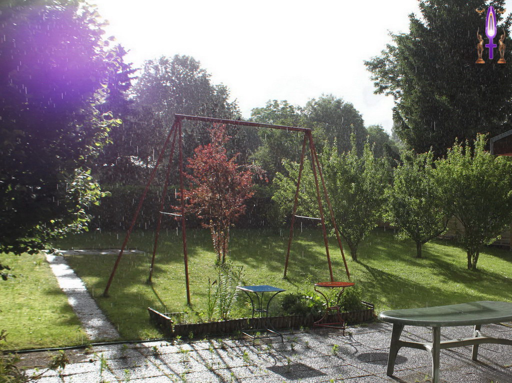 Episode No 111 : Un orage se déclenche mais en même temps, les nuages s'écartent pour laisser passer les rayons du soleil qui rebondissent joyeusement sur la terrasse trempée et rendue brillante avant d'éclater dans mon salon... Un moment très lumineux mais bien plus encore... 