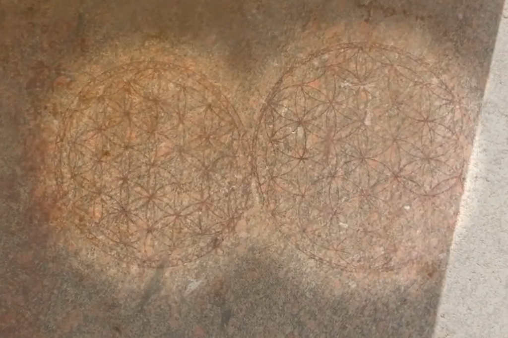 Croix de Lumière, Photo d'ISAPIERRE du Film THRIVE No 28 