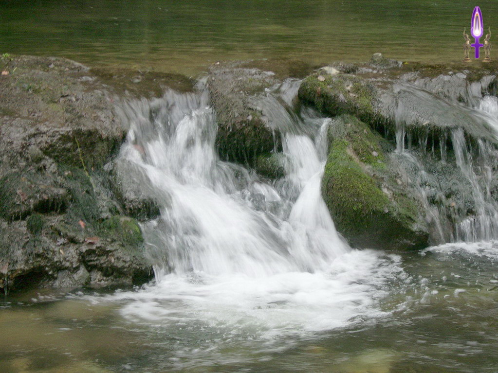 Espace No 1 : Depuis le haut de cette digue naturelle, ne serait-ce pas une belle occasion de se plonger au plus profond de Soi, dans la Lumière...