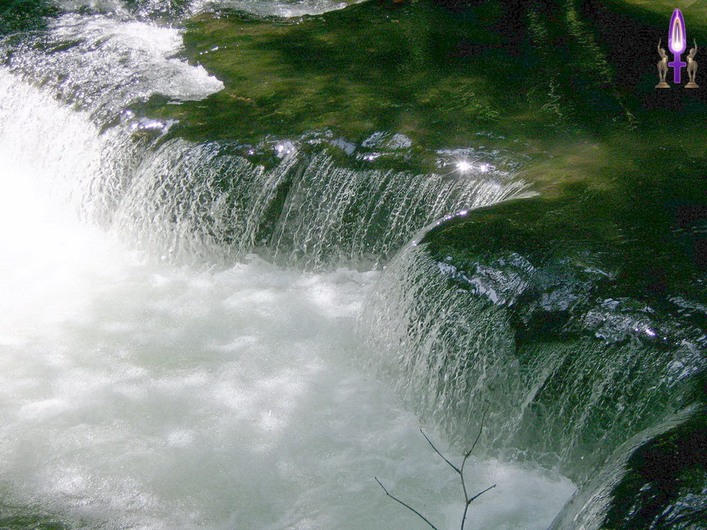 Espace No 7 : Vous pouvez plonger dans le courant en toute sérénité, ses remous ne sont que de l'air et de l'eau qui s'amusent ensemble, un brassage en parfaite osmose comme très souvent dans notre vie...