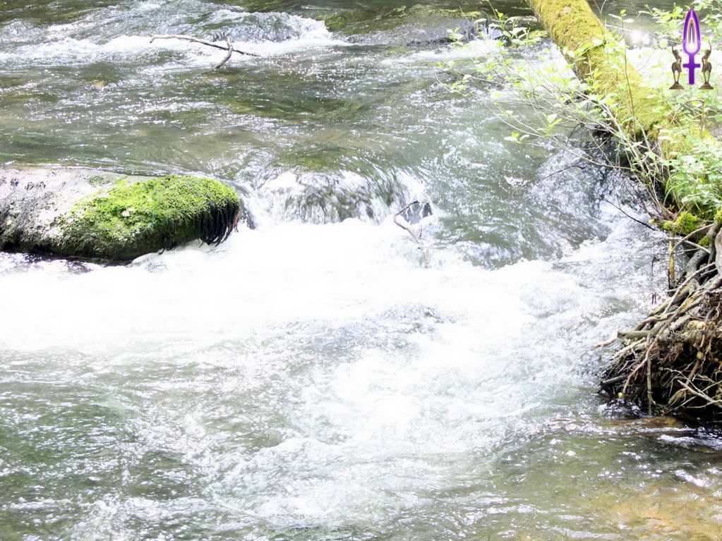 Espace No 74 : C'est grâce aux obstacles qu'elle rencontre sur son chemin que l'Eau reprend des forces et monte en puissance. Il en est de même pour nous, sinon la Vie nous semblerait bien trop plate, sans aucun relief...